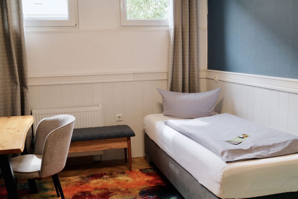 Zimmer 7 · Einzelzimmer mit Sitzbank