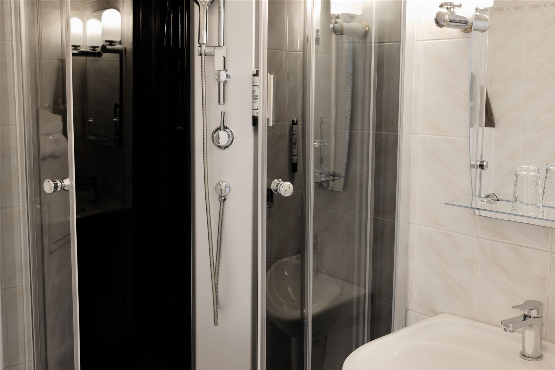 Zimmer 7 · Einzelzimmer mit Sitzbank, Bild 2