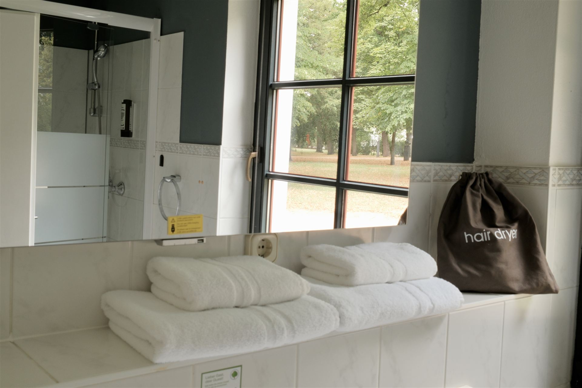 Zimmer 12 · Erdgeschoss, Blick ins Grüne, Bild 2