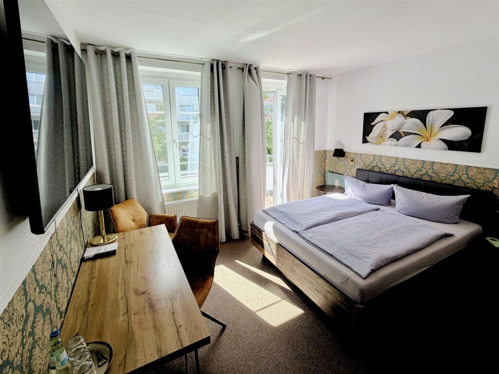 Zimmer 6 · Mit Balkon