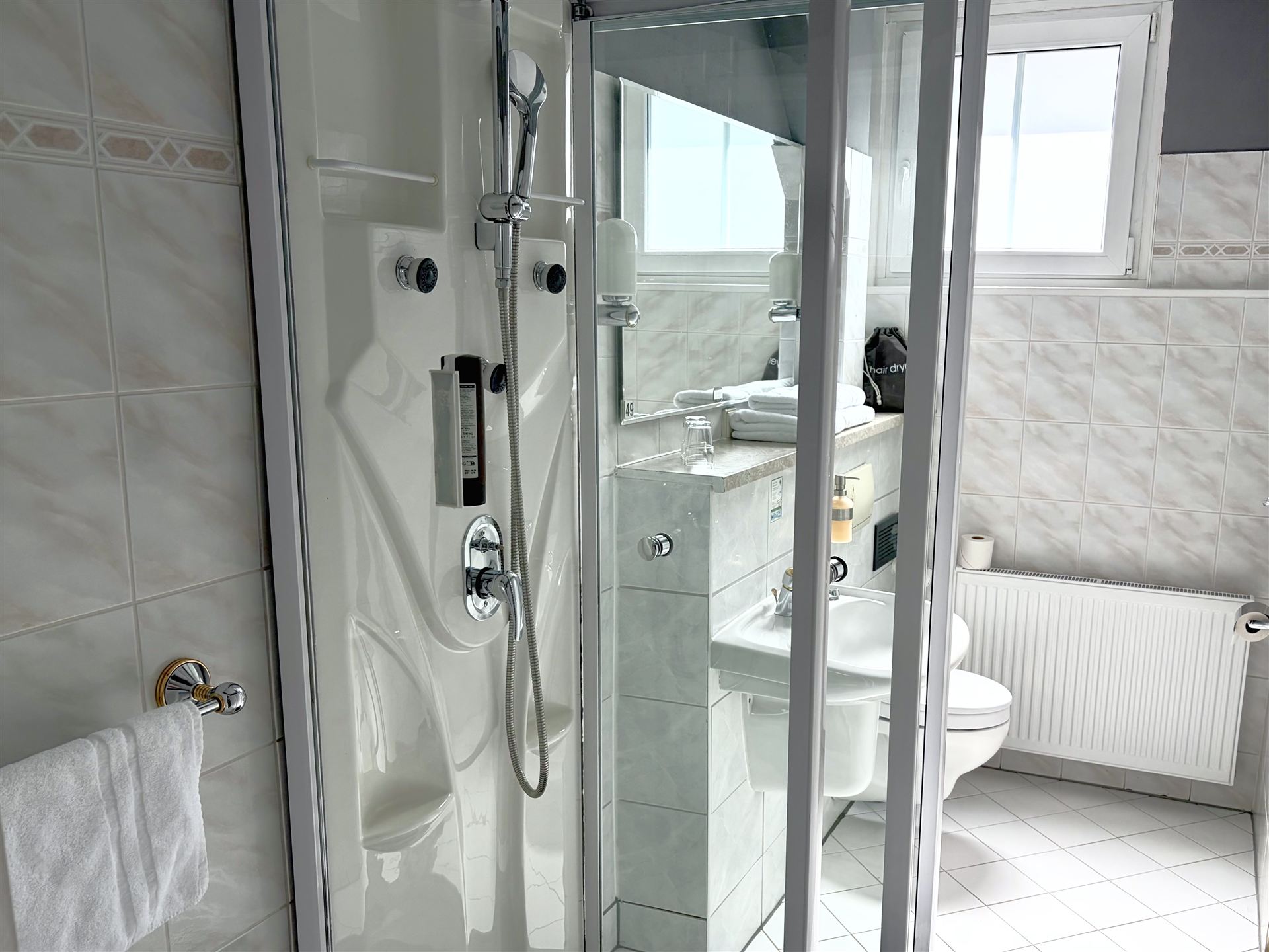 Zimmer 6 · Mit Balkon, Bild 2
