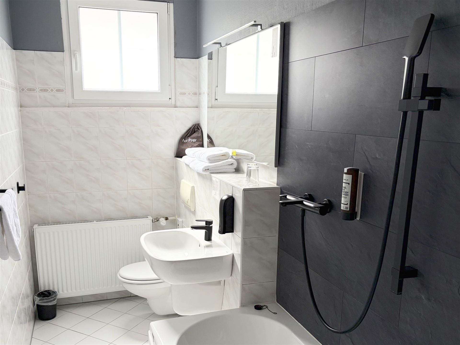 Zimmer 5 · Badewanne, Blick ins Grüne, Bild 2