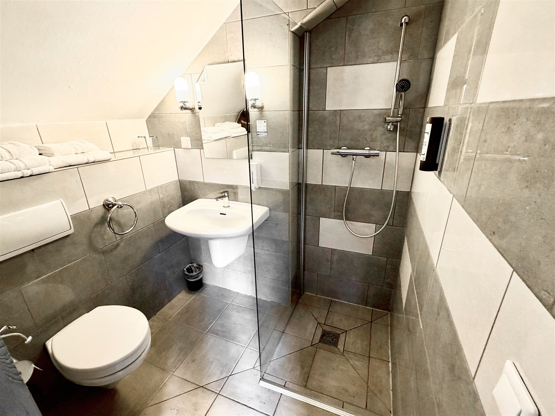 Zimmer 9 · Zwei getrennte Betten, Bild 2