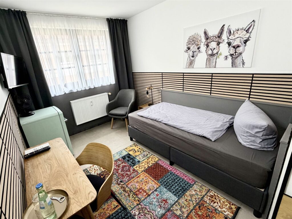 Zimmer 13 · Einzelzimmer mit Sessel