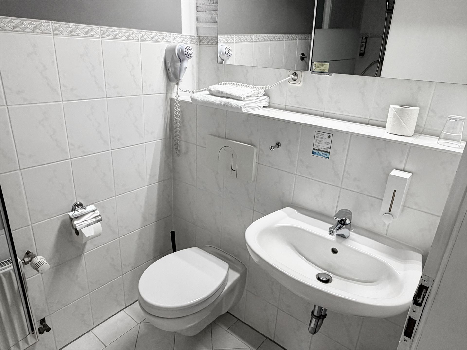 Zimmer 13 · Einzelzimmer mit Sessel, Bild 2