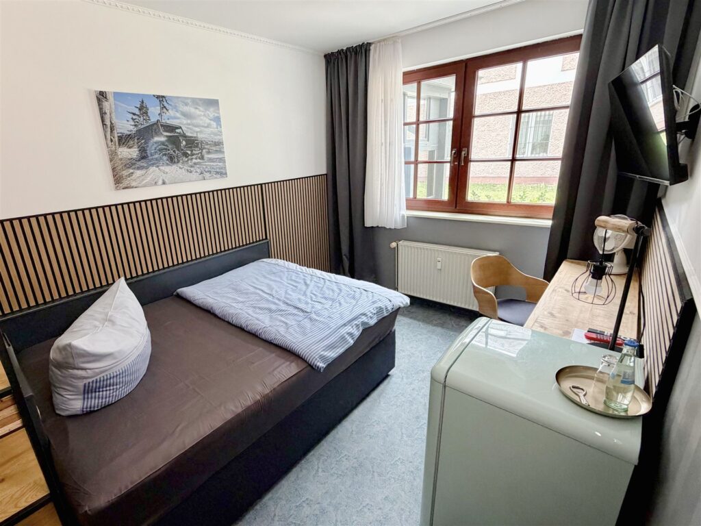Zimmer 10 · Doppelzimmer mit Eckdusche