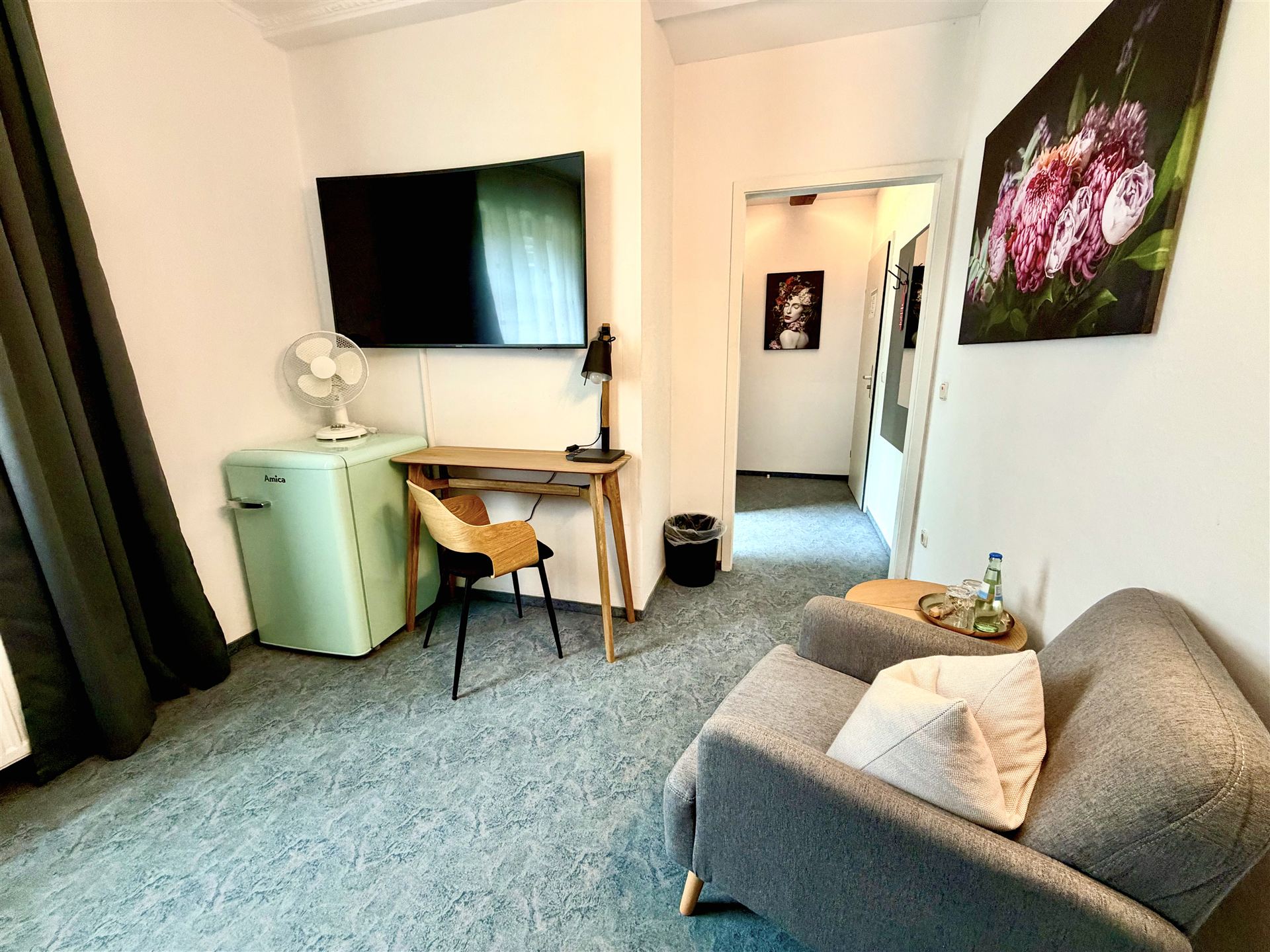 Zimmer 12 · Erdgeschoss, Blick ins Grüne, Bild 4